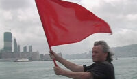 Farbtest – ein rotes Stück Stoff im Wind – Gerd Conradt in Peking
