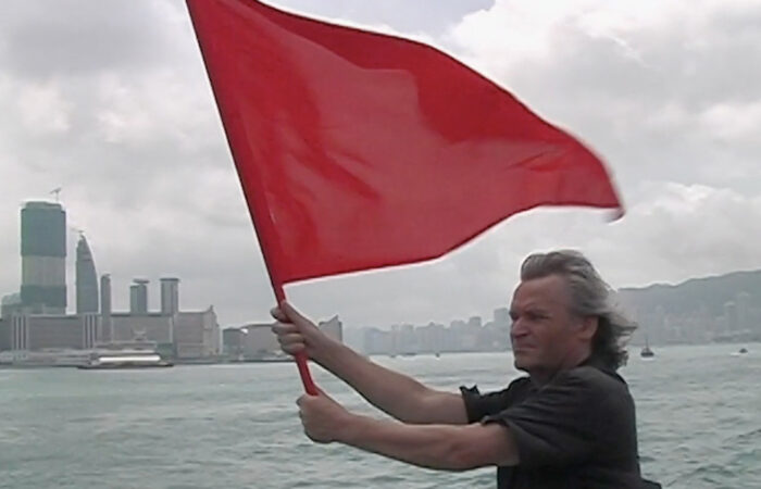 Farbtest – ein rotes Stück Stoff im Wind – Gerd Conradt in Peking