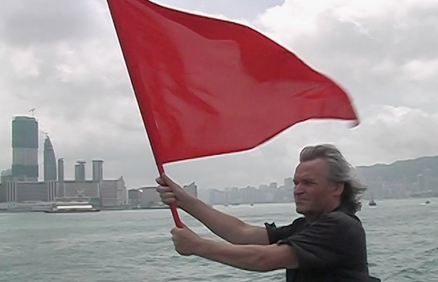 Farbtest – ein rotes Stück Stoff im Wind – Gerd Conradt in Peking